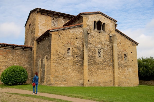 Ăglise Saint-Julien-des-PrĂ©s montrant patrimoine architectural aussi bien que femme