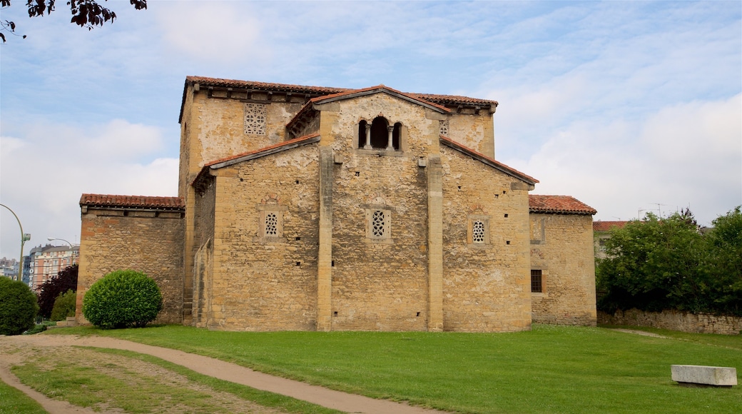 San Julian de los Prados which includes heritage architecture