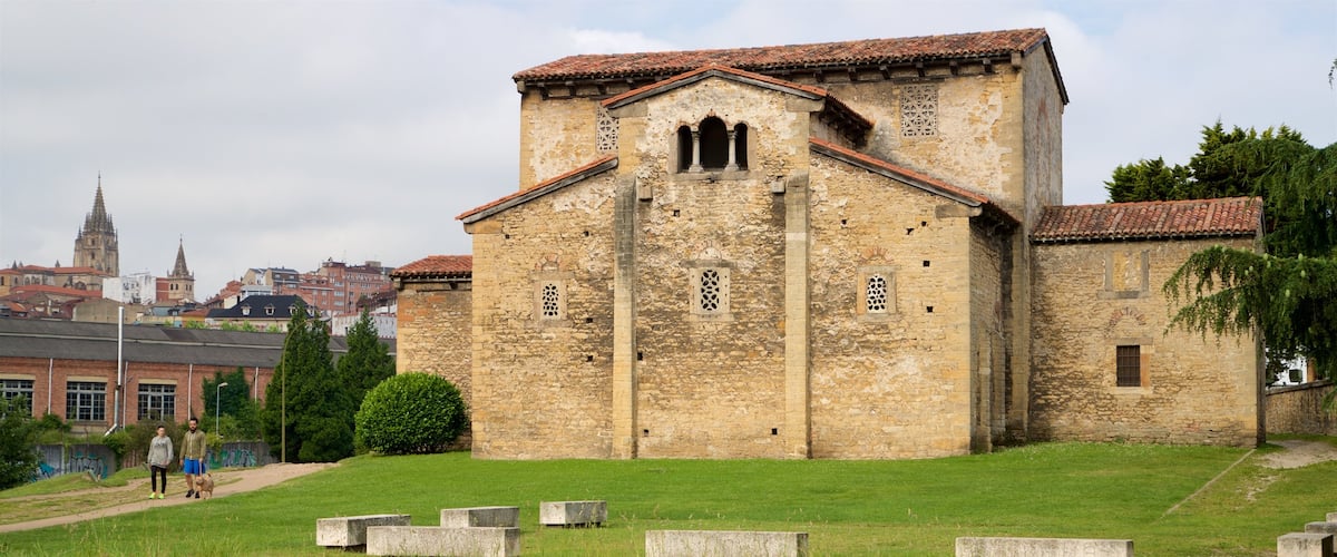 Église Saint-Julien-des-Prés mettant en vedette ville, patrimoine architectural et randonnée ou marche à pied