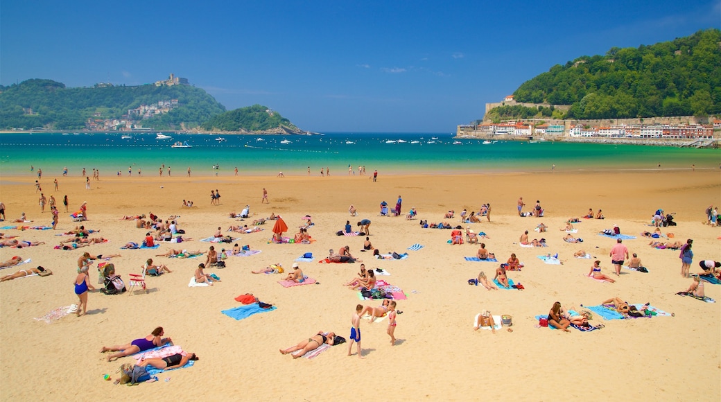 Plage de la Concha qui includes ville côtière, baignade et plage de sable