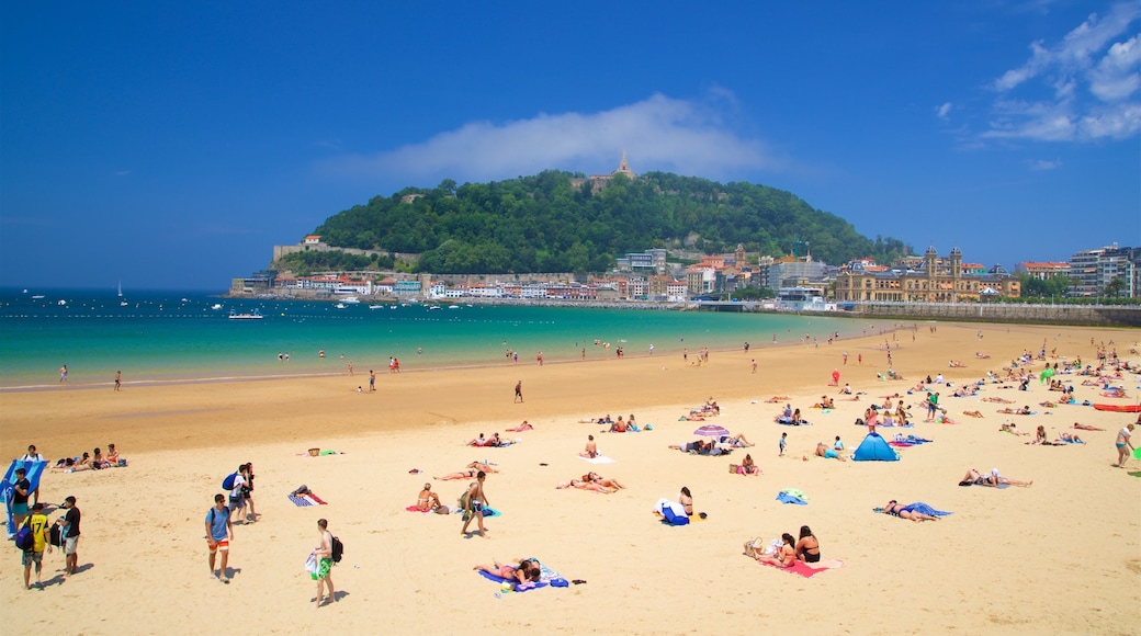 Plage de la Concha qui includes plage de sable, vues littorales et ville côtière