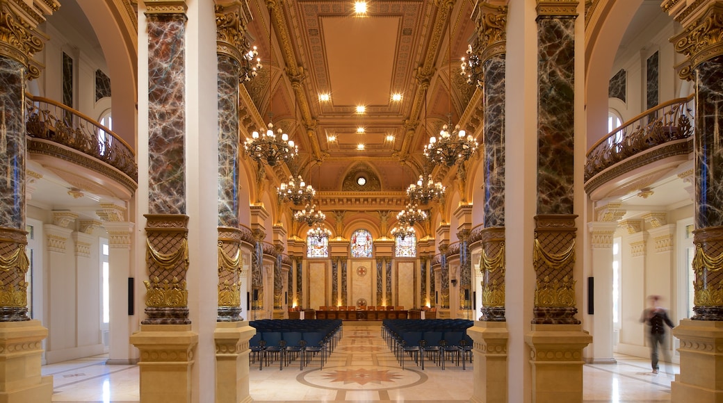 Hôtel de ville de Saint-Sébastien mettant en vedette patrimoine historique et vues intérieures