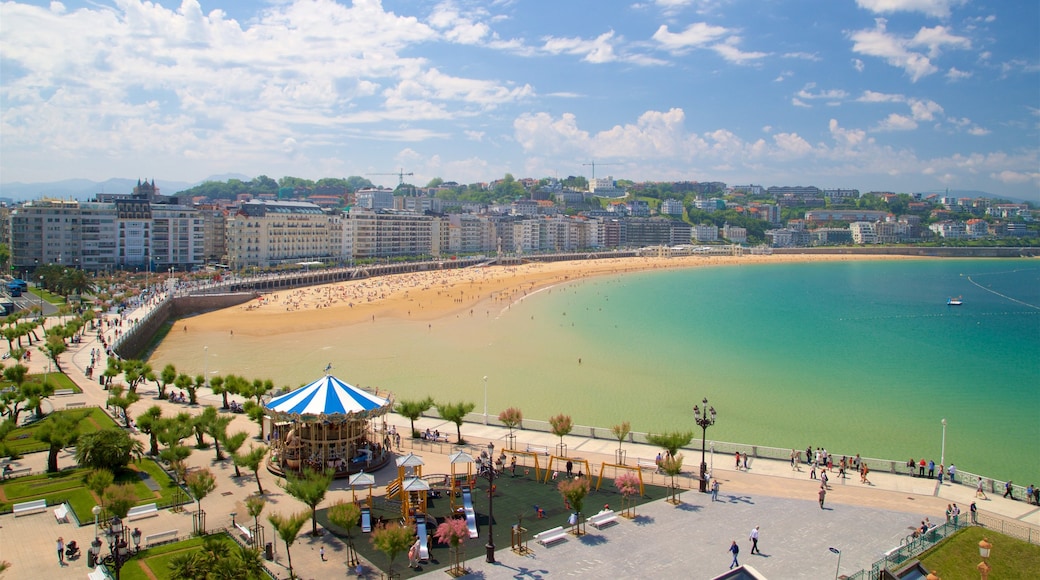 San Sebastián Rådhus som viser en park, en sandstrand og en by