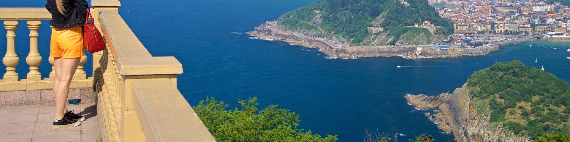 Monte Igueldo which includes a coastal town, general coastal views and landscape views