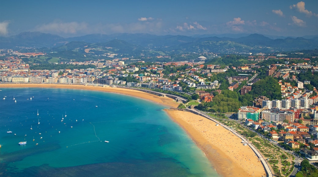 Monte Igueldo toont landschappen, een kuststadje en een baai of haven