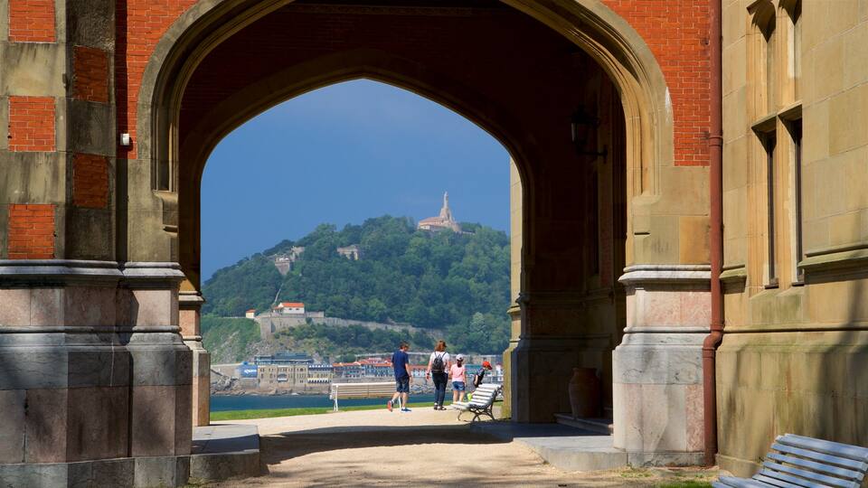 Palacio de Miramar que incluye elementos patrimoniales y también una familia