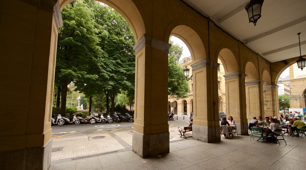 Plaza Guipúzcoa ofreciendo vistas de interior, elementos patrimoniales y comidas al aire libre