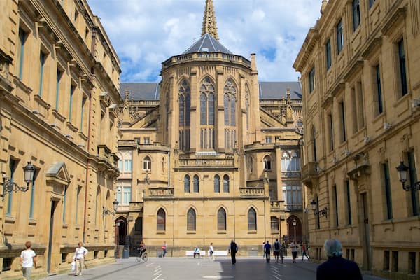 Catedral del Buen Pastor das einen historische Architektur und Straßenszenen sowie kleine Menschengruppe