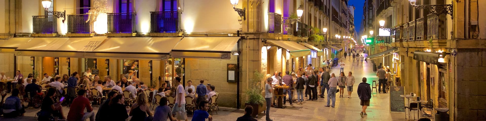 Vieille ville qui includes scĂšnes de rue, scĂšnes de nuit et ville