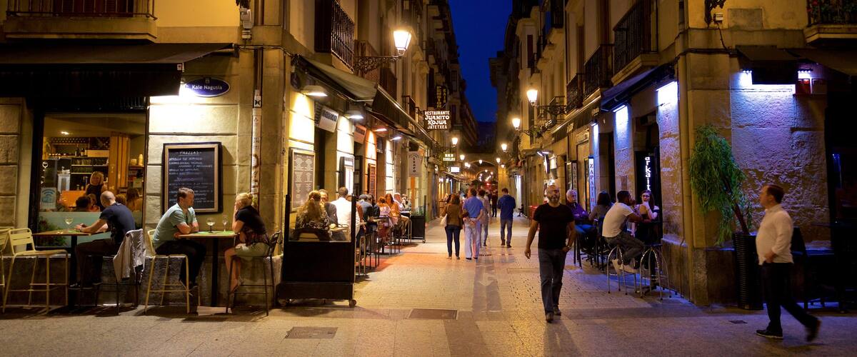 Centro histórico ofreciendo escenas urbanas y escenas nocturnas y también un pequeño grupo de personas
