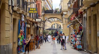 Città Vecchia mostrando strade cosi come un piccolo gruppo di persone