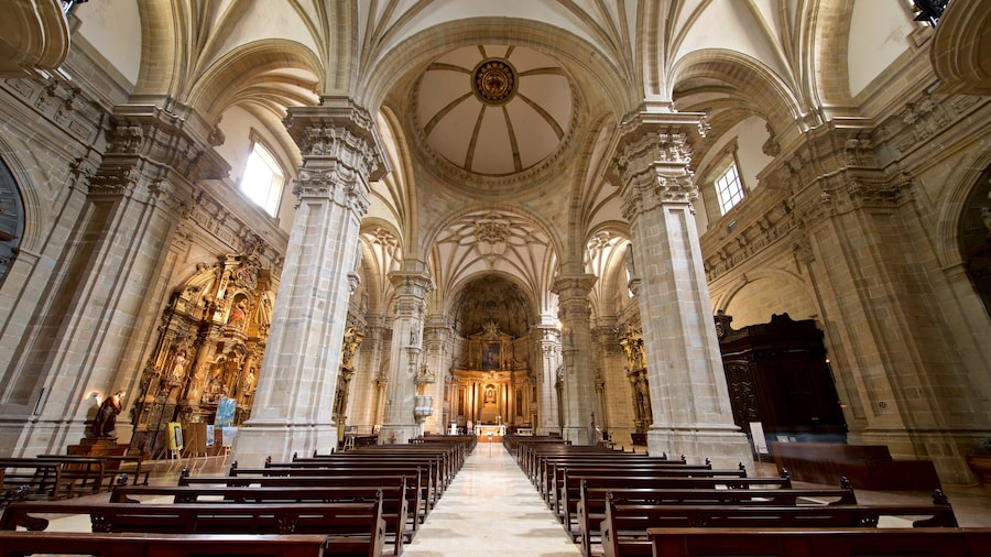 Basilica di Santa María del Coro che include oggetti d\'epoca e vista interna