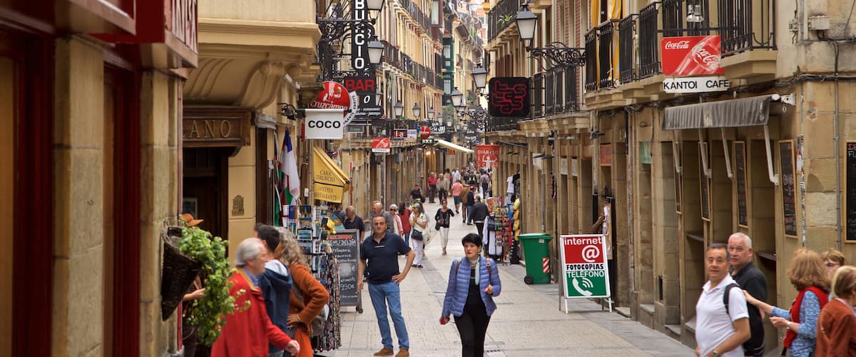 Old Town which includes heritage elements, a city and street scenes