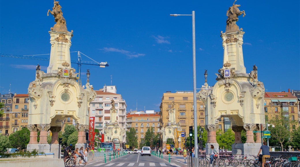 Maria Cristina Bridge which includes heritage architecture and a city