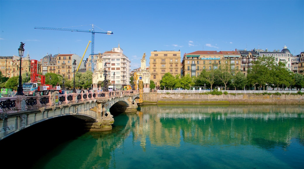 Puente de María Cristina inclusief een stad, een rivier of beek en een brug