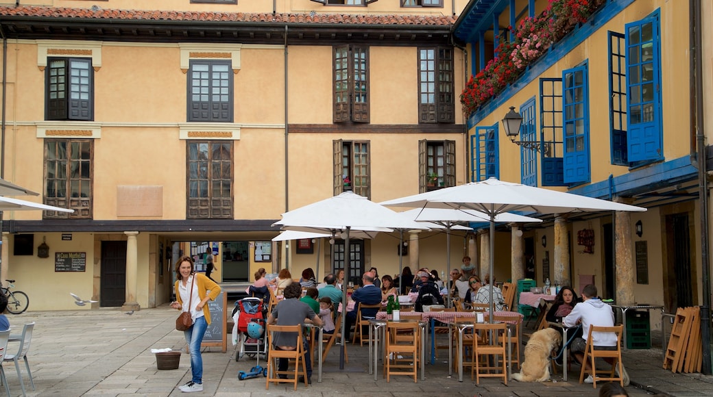 Plaza del Fontan showing outdoor eating and street scenes as well as a small group of people