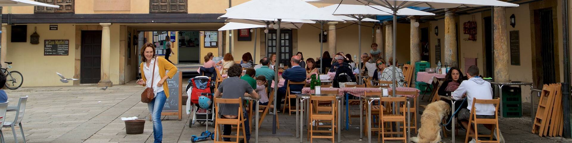 Plaza del Fontan showing street scenes and outdoor eating as well as a small group of people