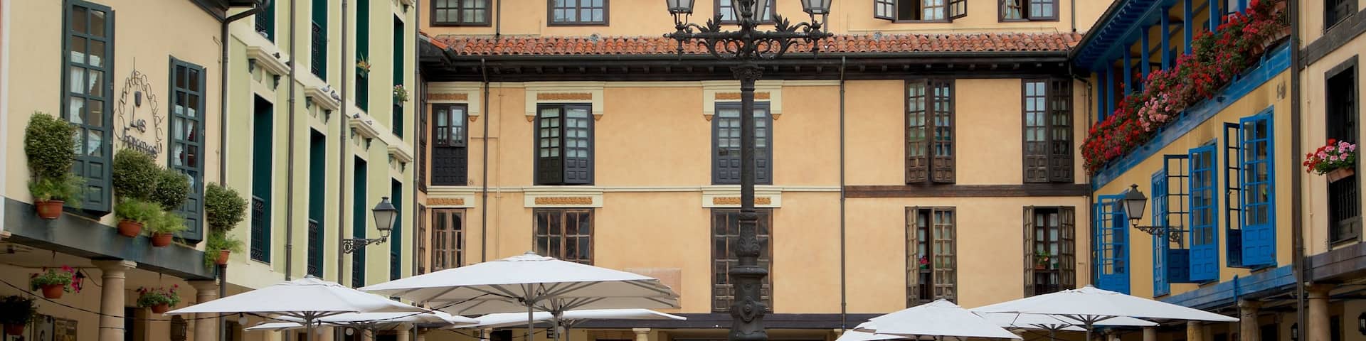 Plaza del Fontán welches beinhaltet Straßenszenen und Essen im Freien sowie kleine Menschengruppe