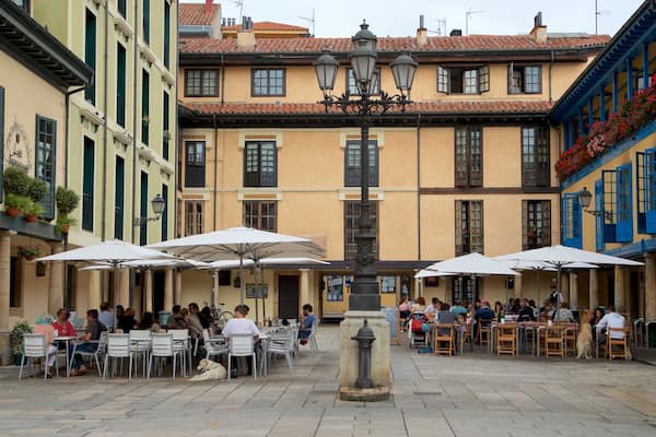 Plaza del Fontán welches beinhaltet Straßenszenen und Essen im Freien sowie kleine Menschengruppe