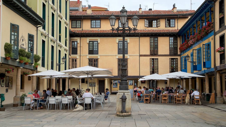 Plaza del FontĂĄn mettant en vedette sortie au restaurant et scĂšnes de rue aussi bien que petit groupe de personnes