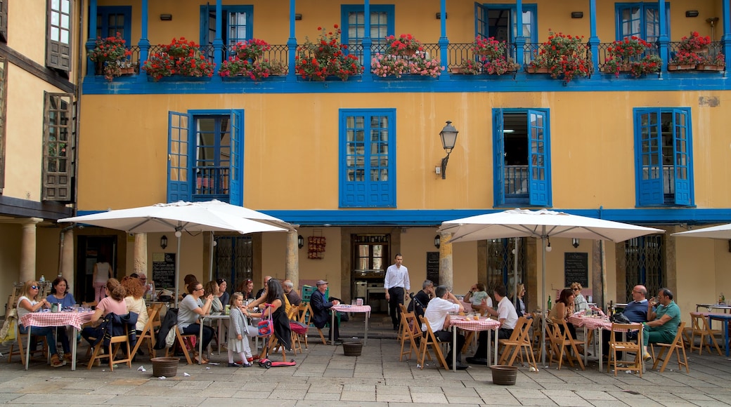 Plaza del Fontan which includes street scenes and outdoor eating as well as a small group of people