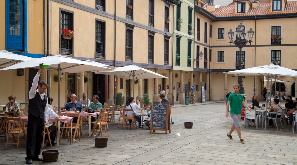 Plaza del Fontan which includes street scenes and outdoor eating as well as a small group of people