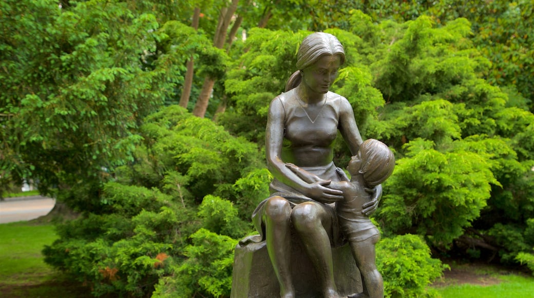 Campo de San Francisco caracterizando um jardim e uma estátua ou escultura