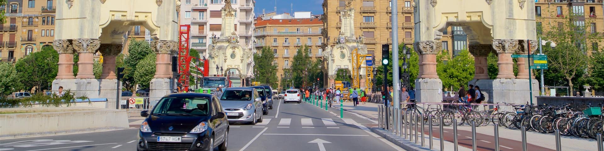 Maria Cristina Bridge which includes a city and heritage architecture