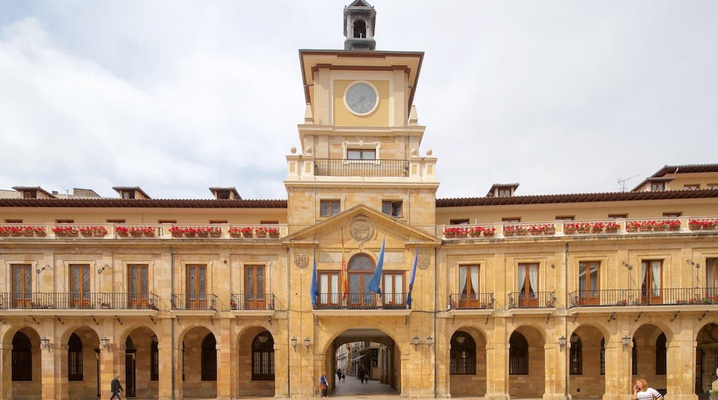 Ayuntamiento de Oviedo johon kuuluu vanha arkkitehtuuri