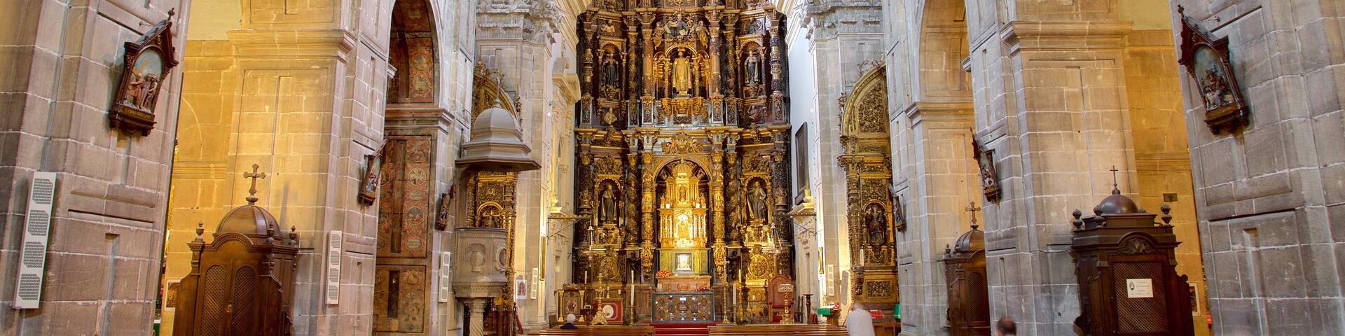 Église San Isidoro El Real qui includes église ou cathédrale, patrimoine historique et vues intérieures
