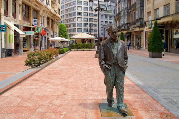Statue von Woody Allen welches beinhaltet Stadt und Statue oder Skulptur