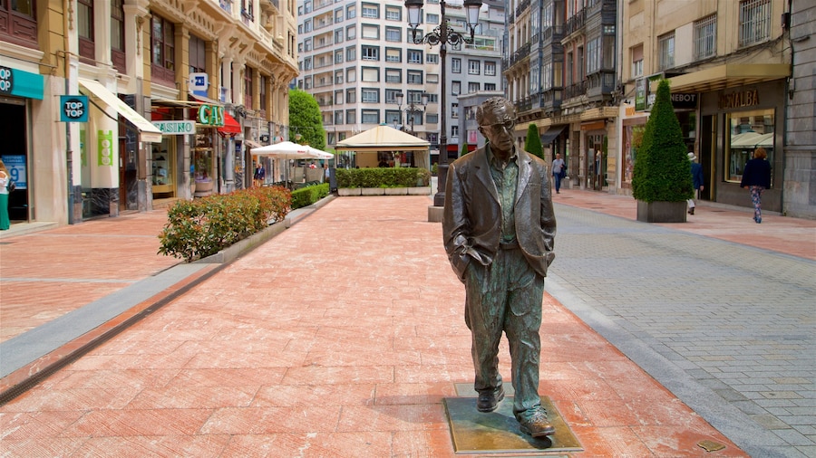 Statua di Woody Allen mostrando città e statua o scultura