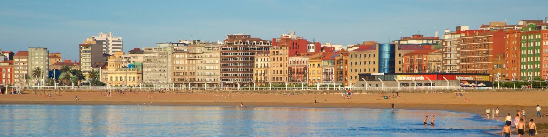 Plage Poniente montrant ville, plage et baignade