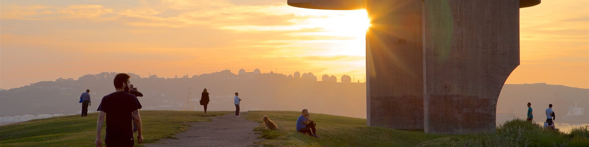 Elogio del Horizonte showing outdoor art, a park and a sunset