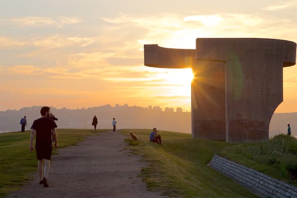Elogio del Horizonte featuring a park, outdoor art and a sunset