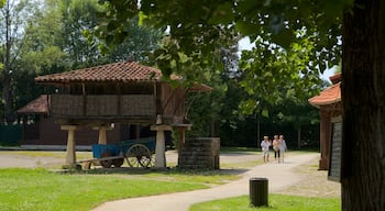 Muséu del Pueblu d\'Asturies som visar historiska element såväl som en liten grupp av människor