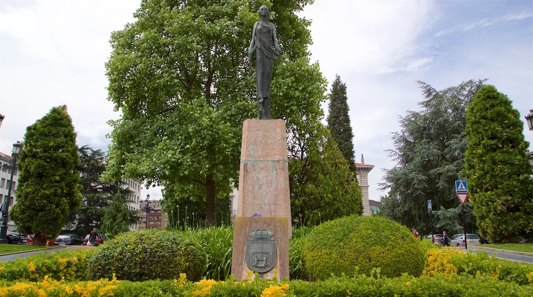 Plaza de España que incluye un parque y una estatua o escultura