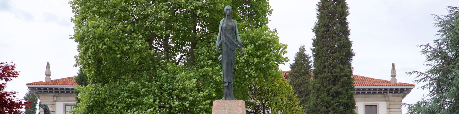 Plaza de Espana showing a statue or sculpture and a garden