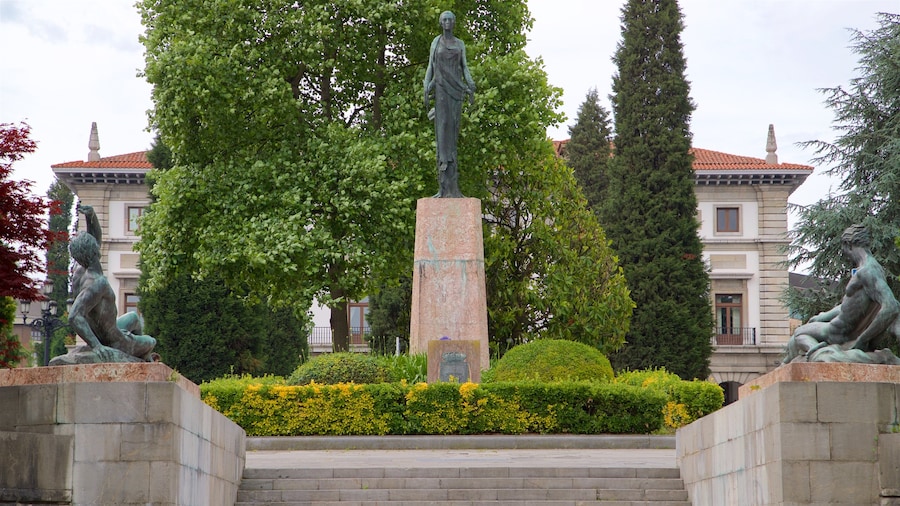 Plaza de Espana showing a statue or sculpture and a garden