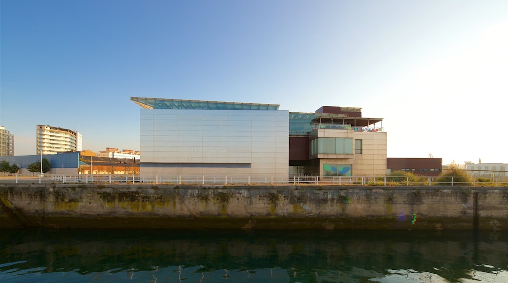 Acuario de Gijón som inkluderar en solnedgång och en å eller flod