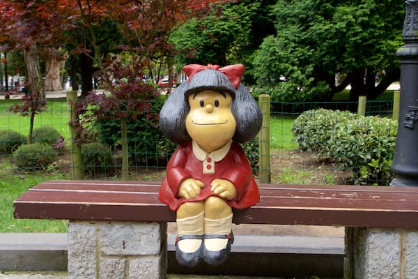 Statue der Mafalda mit einem Park und Outdoor-Kunst