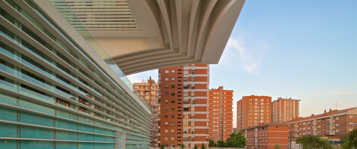 Palacio de Exposiciones y Congresos qui includes architecture moderne, coucher de soleil et ville