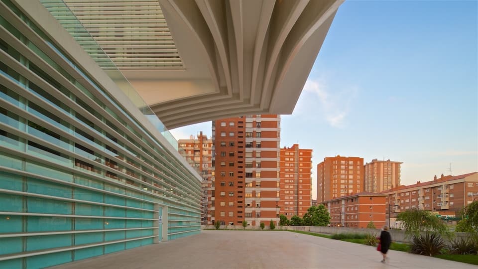 Palacio de Exposiciones y Congresos mostrando una ciudad, arquitectura moderna y una puesta de sol