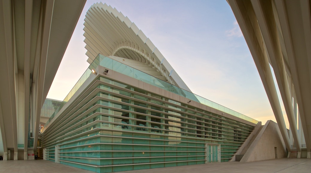 Palacio de Exposiciones y Congresos qui includes coucher de soleil, architecture moderne et ville