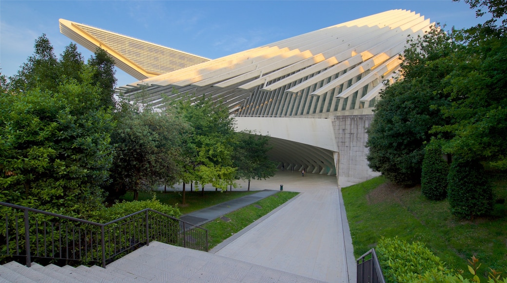 Palacio de Exposiciones y Congresos showing a park and modern architecture