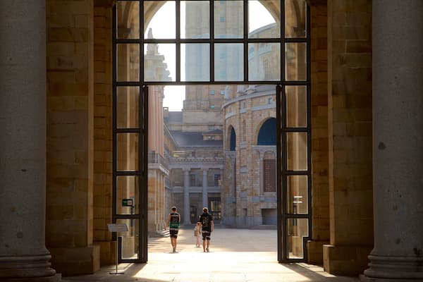 Laboral Ciudad de la Cultura mit einem Innenansichten, Straßenszenen und Stadt