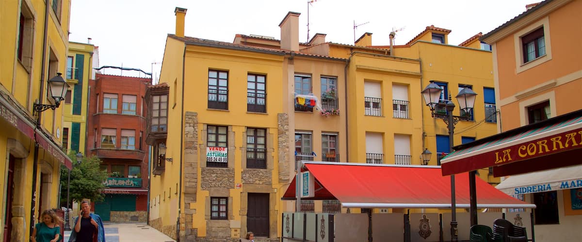 Cimadevilla montrant scĂšnes de rue aussi bien que couple