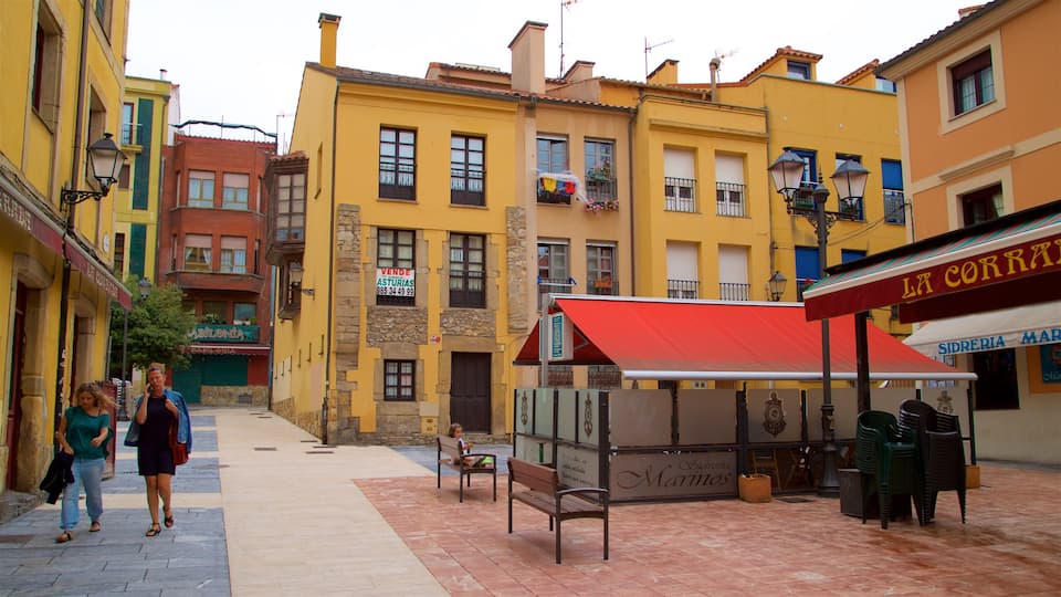 Cimadevilla qui includes scĂšnes de rue aussi bien que couple