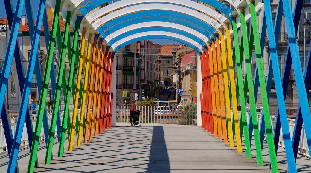 Avilés mostrando arte al aire libre y una ciudad