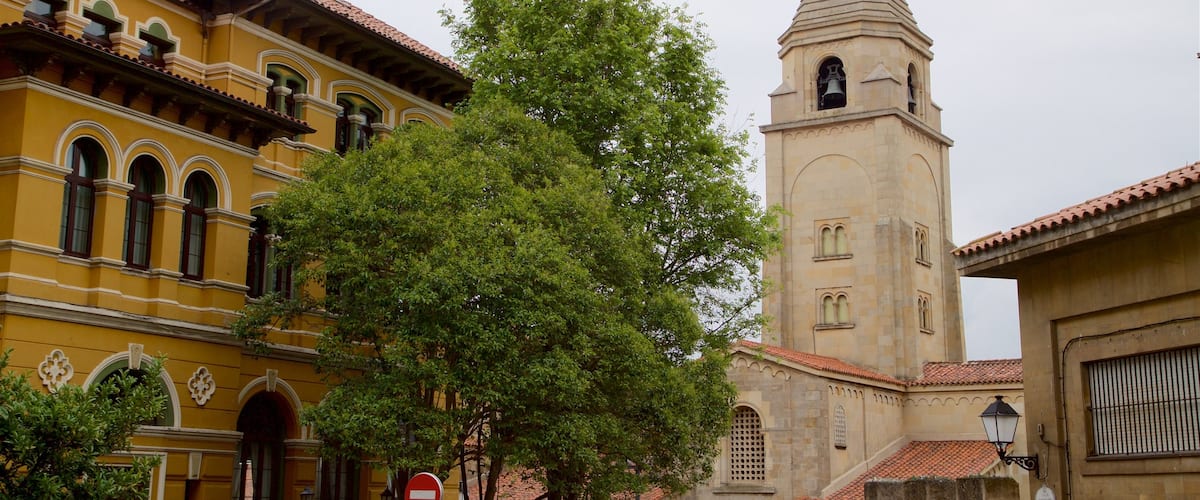 Gijon which includes heritage elements